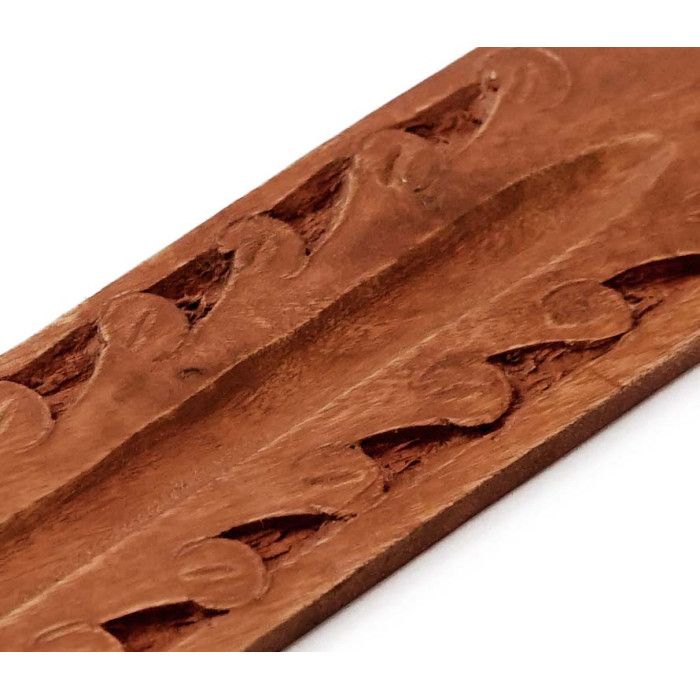 Підставка під аромапалички з червоного дерева Лижа з різьбленням №2